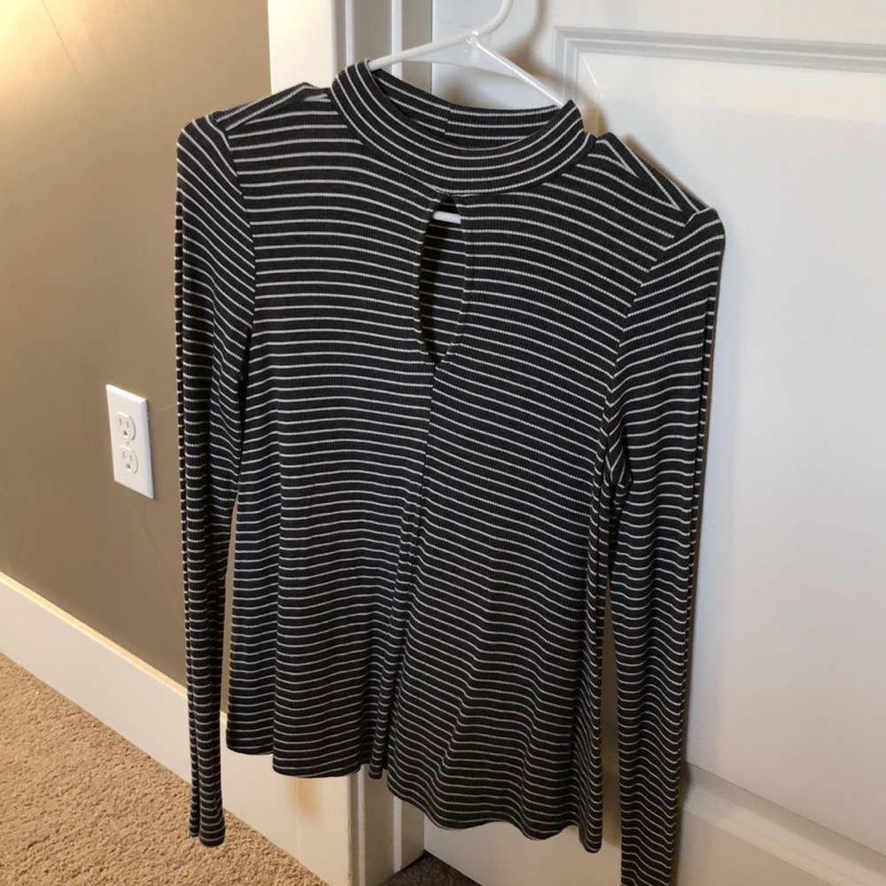 Long sleeve top with keyhole cut-out